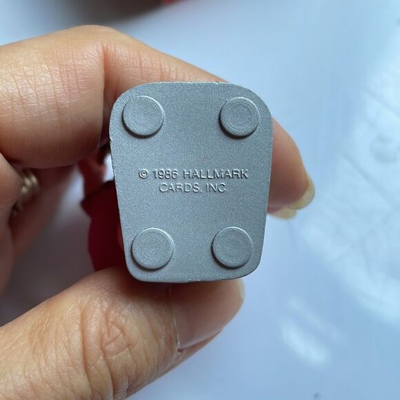 Vintage Hallmark 1986 “Tipping the Scales” Santa on a weight scale ornament - Picture 5 of 7